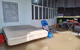 Ngập lụt tại Bình Thuận cũ: ‘Mới dọn dẹp đêm trước, sáng nay nước lại về ngập ngụa nhà cửa’