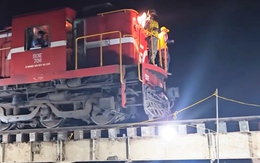 Làm cầu tạm, thông tuyến đường sắt Bắc - Nam sau sự cố lũ cuốn trôi nền đường