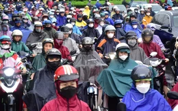 Hàng ngàn người dân ở TP.HCM đội mưa, nhích từng chút đi học, đi làm