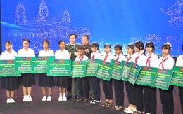 60 học sinh Việt Nam, Campuchia nhận học bổng tại buổi giao lưu sĩ quan trẻ biên giới hai nước