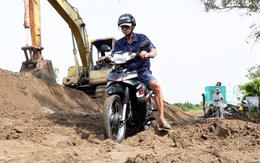 Dỡ cầu làm đường, nhưng đường mãi chưa xong, dân phải qua lại phà 8 lần mỗi ngày