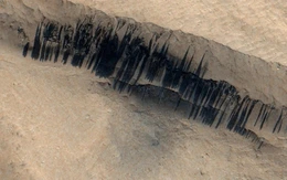 Sao Hỏa lộ 'mã vạch' kỳ lạ sau trận lở bụi do thiên thạch