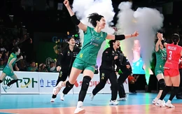 Thanh Thúy nhận quà sinh nhật đặc biệt từ làng bóng chuyền đỉnh cao