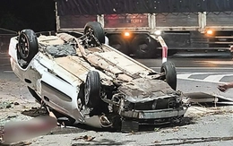 Ô tô tông biển báo bên đường rồi lật ngửa, tài xế tử vong trong đêm
