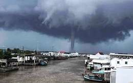 Chiều nay vòi rồng cao hàng trăm mét xuất hiện ở cửa biển tỉnh Cà Mau