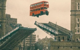 Có hay không khoảnh khắc xe buýt 2 tầng ở London 'nhảy' qua cầu?
