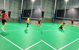 Thanh niên tắm ba lần trên một dòng sông