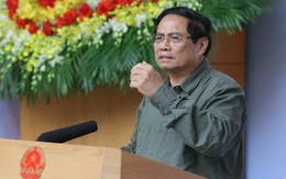 Trở về từ miền Trung, Thủ tướng họp bàn xây dựng lại nhà bị sập đổ, sửa nhà tốc mái cho người dân