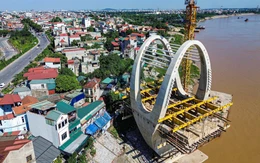 Cầu nghìn tỉ chơi vơi 2 trụ giữa sông vì thiếu mặt bằng làm đường dẫn