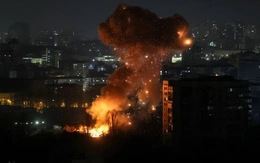 Chiến sự Nga - Ukraine leo thang: Kiev chìm trong hỏa lực, cảng dầu Nga cháy lớn