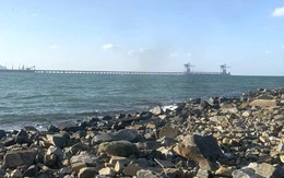 Phát hiện thi thể nữ giới dạt vào kè đá bên bờ biển Hà Tĩnh