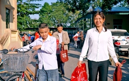 'Sếp' ngân hàng từng ước mơ có xe đạp đi học, nay trao xe đạp cho học sinh nghèo