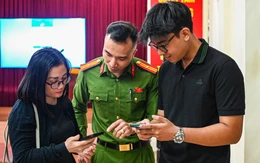 Công an Hà Nội đến từng khu phố hỗ trợ người dân cập nhật dữ liệu đăng ký xe