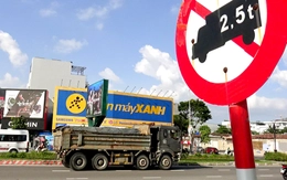 Loạt xe ben chục tấn bất chấp chạy vào đường có biển cấm ở Đà Nẵng