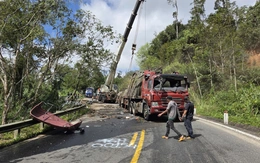 Xe đầu kéo lật giữa đèo Măng Đen, giao thông tê liệt
