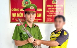 Người dân tự nguyện giao nộp 2 khẩu súng cho Công an Phú Tân