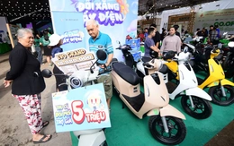 Chồng gần 70 tuổi hào hứng chở vợ đến Việt Nam Xanh để 'đổi xe xăng lấy xe điện'