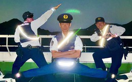 Sự thật đằng sau tấm ảnh cảnh sát hóa... 'siêu nhân điện quang'