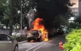 Ô tô bốc cháy ngùn ngụt trong khuôn viên chung cư ở Thảo Điền