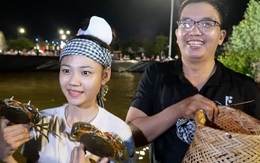 Video người dân, du khách hào hứng thi mò cua nhanh nhất ở Ngày hội cua Cà Mau