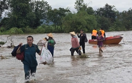 Bộ đội giải cứu 10 người dân đi làm rẫy bị lũ cô lập