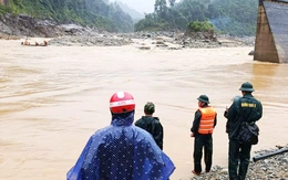 Giải cứu 2 người dân đi làm rẫy bị 'mắc kẹt' do nước lũ