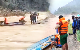 Video dùng thuyền giải cứu 2 người mắc kẹt giữa dòng lũ trên sông Đăk Mi