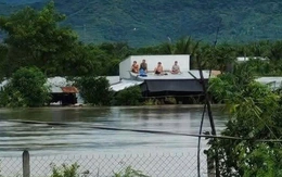 Khánh Hòa ngập sâu do mưa lũ, người dân leo lên mái nhà cầu cứu