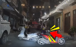 Nhóm phụ nữ lớn tuổi chặn xe máy giữa đường để... tập văn nghệ