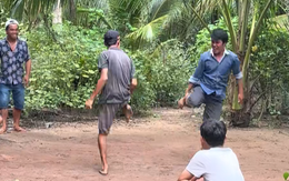 Hai thanh niên ngã sấp mặt vì chơi chọi gà bằng chân quá nhiệt tình