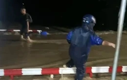 Đường sắt Bắc - Nam qua Khánh Hòa đã thông, cảnh sát giải cứu 3 du khách Nga mắc kẹt giữa vùng lũ