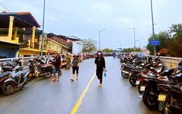 Người dân Huế đưa xe cộ lên cầu tránh lũ, công an khuyến cáo hành vi này nguy hiểm