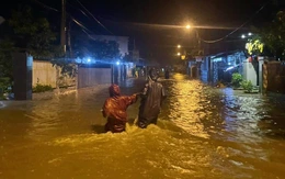 Nhiều khu vực của Phú Yên cũ lại gặp lũ lụt lớn, nước cuốn trôi cả xe khách đang dừng