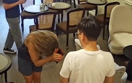 Khách Tây lạy chủ quán ở Hà Nội vì món ăn ngon quá