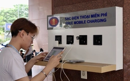 Sinh viên Trường đại học Khoa học xã hội và Nhân văn TP.HCM thích thú với trạm sạc pin miễn phí