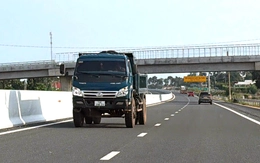 Cao tốc Biên Hòa - Vũng Tàu chưa thông, ô tô, xe máy vẫn ồ ạt 'vượt rào', chạy ngược chiều