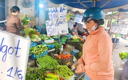 Giá rau, củ quả vọt lên như thời... COVID-19