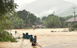 Bộ đội căng dây cáp qua sông cứu 200 người dân Đắk Lắk thoát lũ dữ