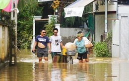 Lũ rút, dân Khánh Hòa vừa dọn nhà vừa nơm nớp lo lũ mới