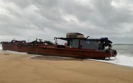 Tàu sắt bị sóng đánh mắc cạn ở Quảng Ngãi