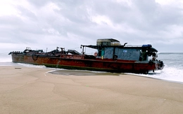 Tàu sắt bị sóng đánh mắc cạn ở Quảng Ngãi