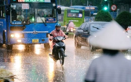 Chuỗi mây dông đang cuồn cuộn đổ vào Lâm Đồng, TP.HCM đến Cà Mau