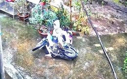 4 nữ sinh ngã dập mông vì nền bê tông trơn