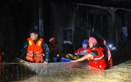 Người đàn ông bại liệt rơi xuống giường chết khi nước lũ dâng cao