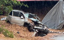 Thùng xe container lật đè xe con trên quốc lộ 28, có 5 người bị thương