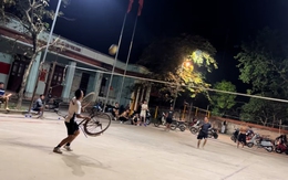 Cao thủ ôm xe đạp chơi bóng chuyền khiến đối thủ thua tâm phục khẩu phục