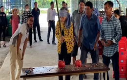 Quyết không đập trúng heo đất dù được con cháu nắm tay chỉ tận tình