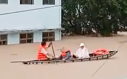 Ngập nặng ở miền Trung, bộ đội, công an trổ nóc nhà giải cứu nhiều người mắc kẹt