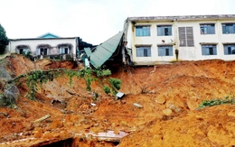 Sạt lở 'vây kín' Trường tiểu học và THCS Sơn Long, khẩn trương di dời học sinh, giáo viên
