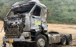 Trục vớt chiếc xe đầu kéo bị lũ cuốn